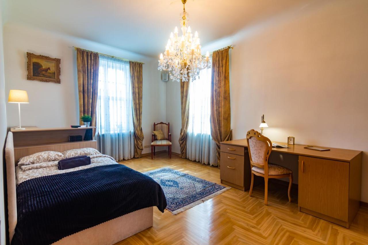 Classic Style Apartment In The Center Of Riga Exterior photo