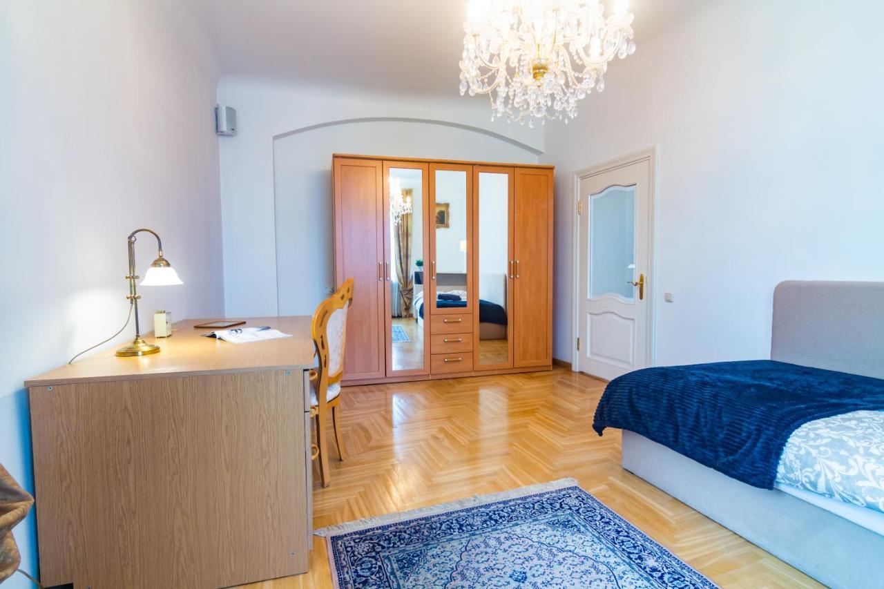 Classic Style Apartment In The Center Of Riga Exterior photo