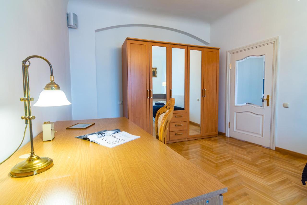 Classic Style Apartment In The Center Of Riga Exterior photo