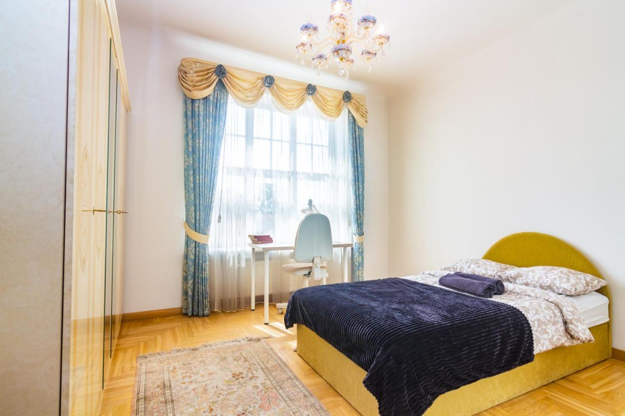 Classic Style Apartment In The Center Of Riga Exterior photo