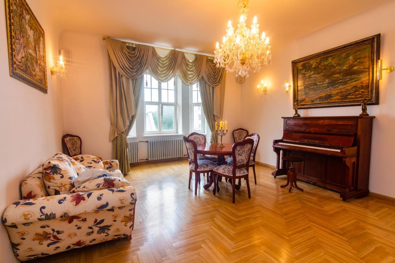 Classic Style Apartment In The Center Of Riga Exterior photo