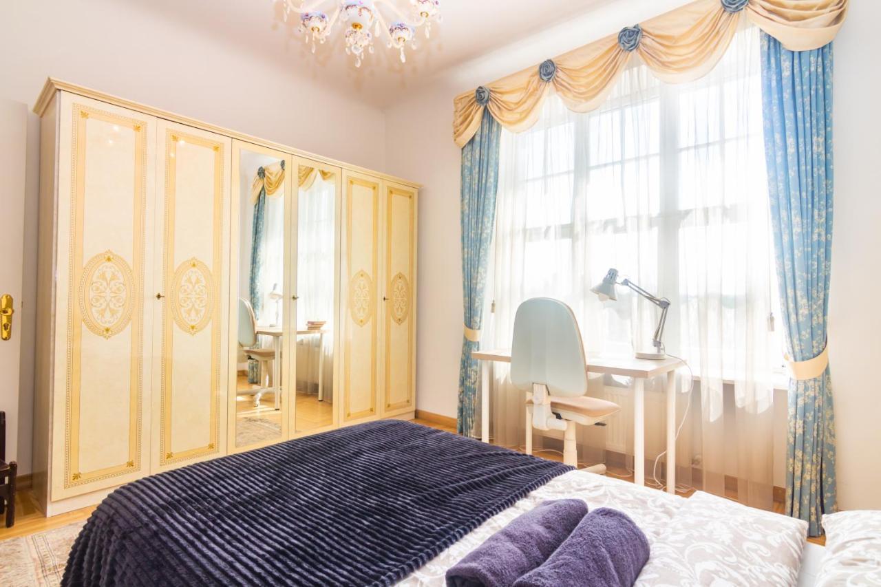 Classic Style Apartment In The Center Of Riga Exterior photo
