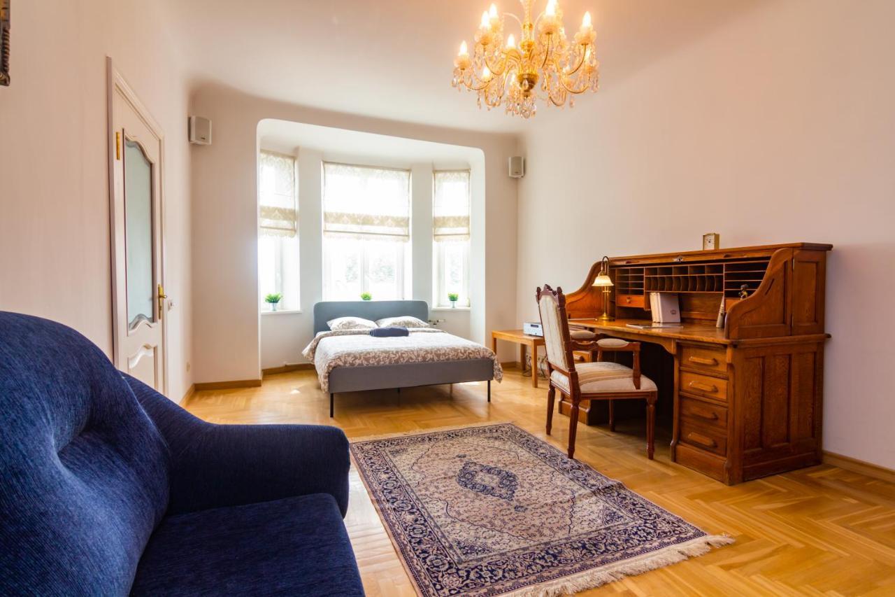 Classic Style Apartment In The Center Of Riga Exterior photo