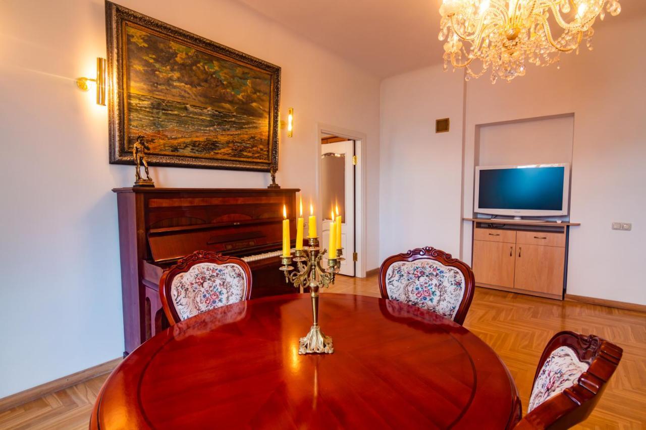 Classic Style Apartment In The Center Of Riga Exterior photo
