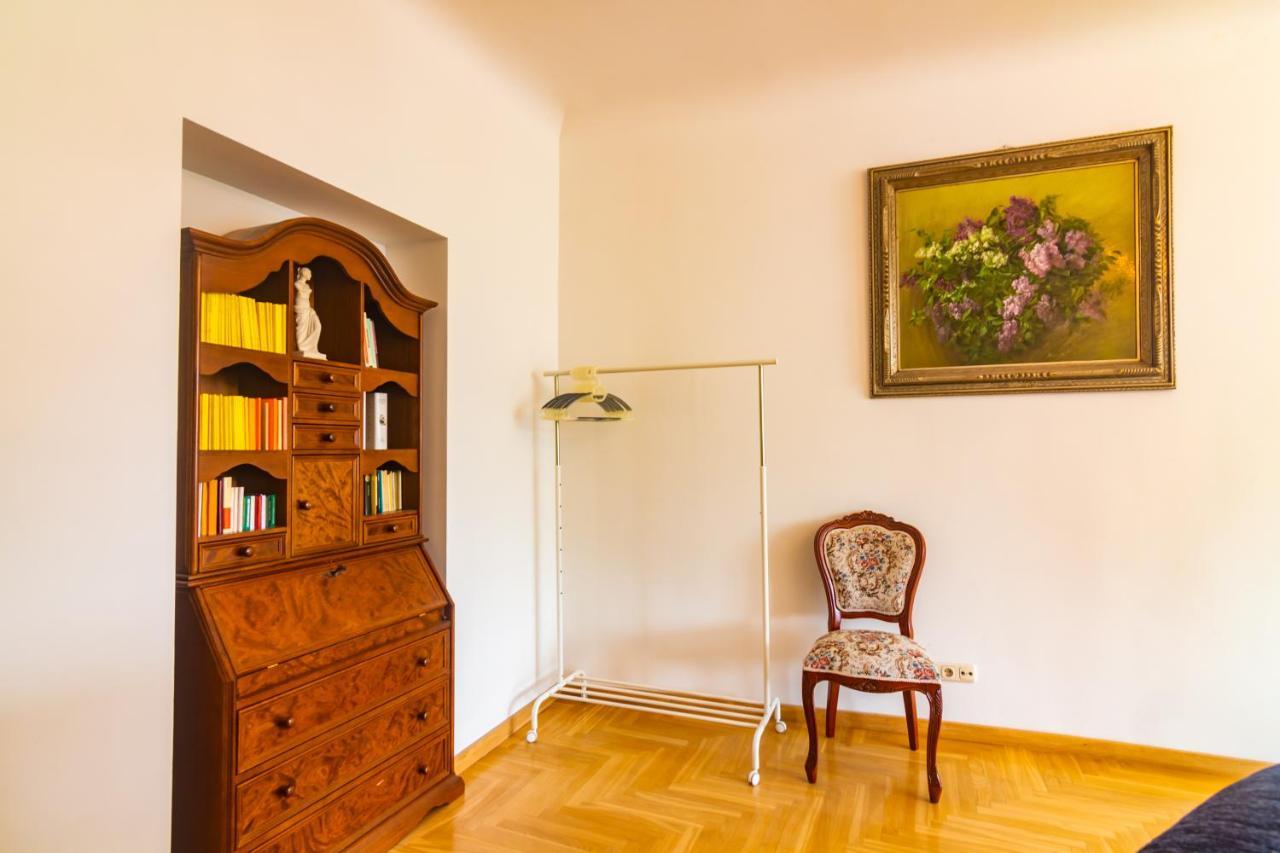 Classic Style Apartment In The Center Of Riga Exterior photo