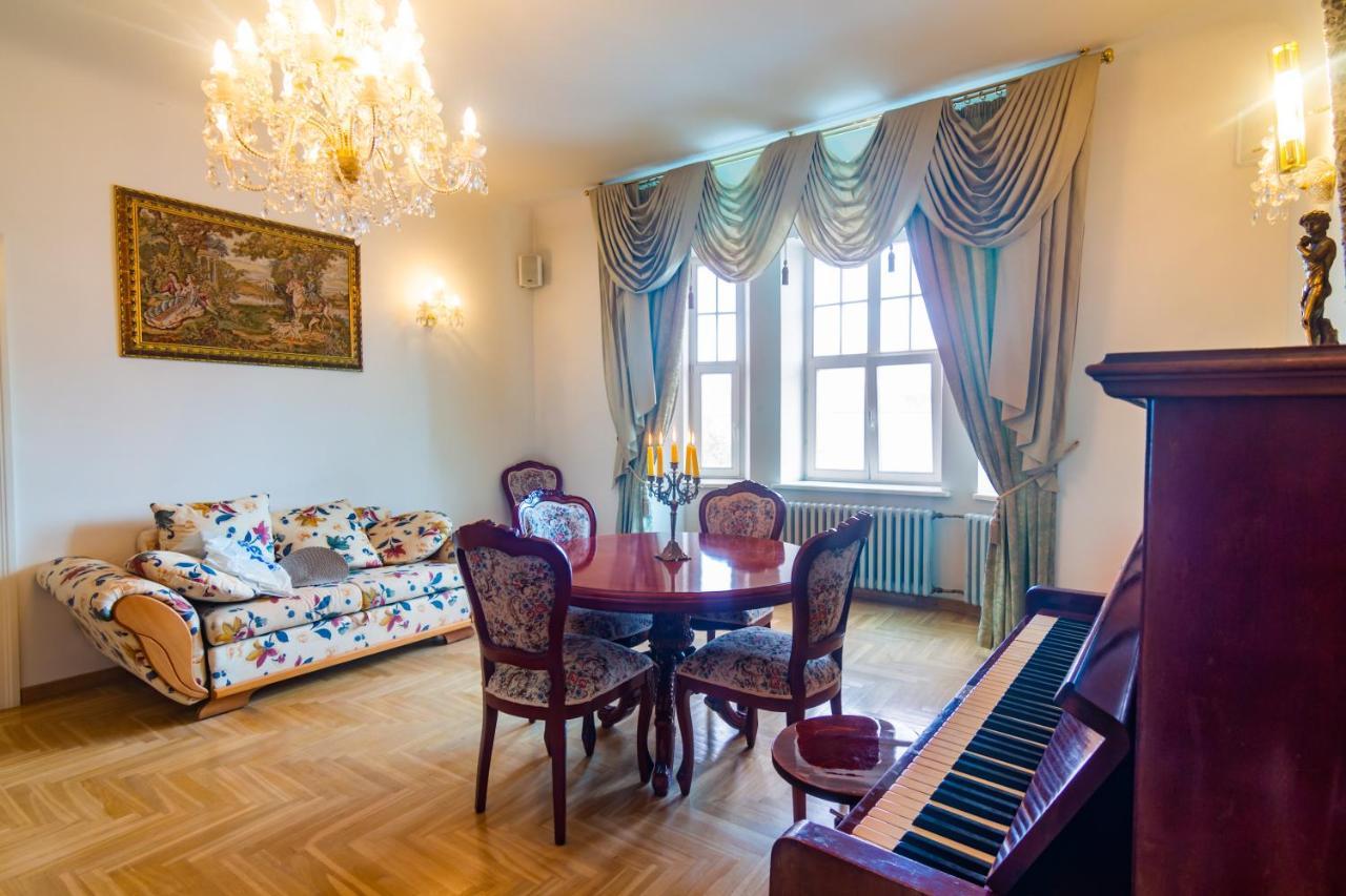 Classic Style Apartment In The Center Of Riga Exterior photo